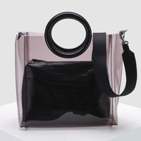 Untuk tas bekerja, Anda bisa melirik pilihan dari Banana Republic ini. Tas seharga Rp 1,3 jutaan tersebut punya model yang menarik dan dilengkapi pouch di dalamnya. Transparent Tote Bag berikut juga hadir dengan pilihan warna putih. Foto: Zalora