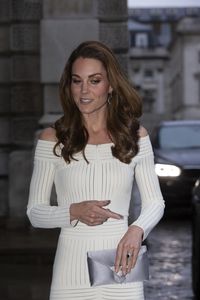Kate Middleton Tampil Memesona, Pamer Bahu dengan Gaun Off-the-Shoulder