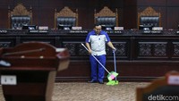 Hal itu dilakukan agar sidang berjalan lancar bukan hanya dari prosesnya tapi juga suasana kenyamanannya.