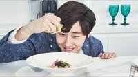 Terlihat seperti salad. Aktor ini terlihat sedang memeras jeruk supaya rasa saladnya makin segar. Foto: Istimewa