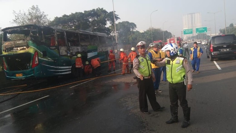 Bus Terbakar di Ruas Tol JLB Arah Cengkareng karena Pecah Ban Bus Terbakar di Ruas Tol JLB Arah Cengkareng karena Pecah Ban