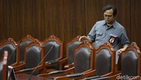 Mereka mengecek sejumlah kursi-kursi yang ada dan segala fasilitas yang diperlukan untuk sidang.