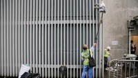 Para petugas kebersihan membersihkan sejumlah area yang menjadi lokasi demo menolak RUU ektradisi tersebut. Thomas Peter/Reuters.