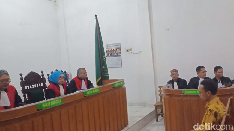Perusak Surat Suara di Sidoarjo Divonis 6 Bulan Penjara Perusak Surat Suara di Sidoarjo Divonis 6 Bulan Penjara