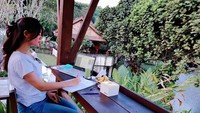 Kerja sambil ditemani juis dan camilan, jadi semakin seru dengan pemandangan asri di salah satu kafe yang dikunjunginya. Foto: Instagram @gwenpriscilla