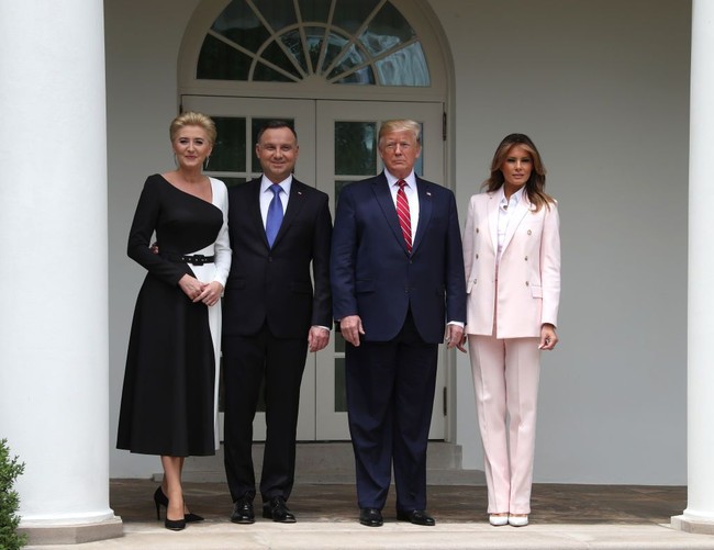 Untuk menyempurnakan gayanya, kaki jenjang Melania ditopang sepasang stiletto kulit berwarna putih keluaran Manolo Blahnik. (Foto: Getty Images)