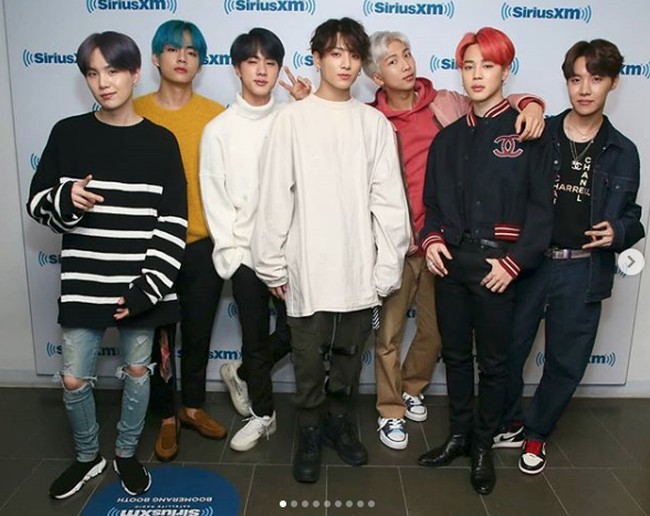 Para personel BTS pernah menerima berbagai kado dari penggemar, tapi kemudian mereka memutuskan untuk tidak lagi melakukannya. Menurut mereka akan lebih baik jika fans mengeluarkan uang untuk keperluannya sendiri ketimbang untuk orang lain. Foto: Dok. Instagram