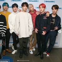 Para personel BTS pernah menerima berbagai kado dari penggemar, tapi kemudian mereka memutuskan untuk tidak lagi melakukannya. Menurut mereka akan lebih baik jika fans mengeluarkan uang untuk keperluannya sendiri ketimbang untuk orang lain. Foto: Dok. Instagram