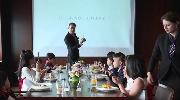Kelas etiket milik Guillaume de Bernadac di Shanghai. Foto: YouTube/Next Shark Kelas etiket milik Guillaume de Bernadac di Shanghai. Foto: YouTube/Next Shark