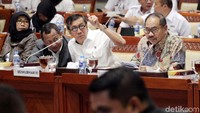 Menteri Hukum dan HAM (Menkum HAM) Yasonna Laoly hadir dalam rapat kerja bersama Komisi III DPR di Senayan, Jakarta, Kamis (13/6/2019).