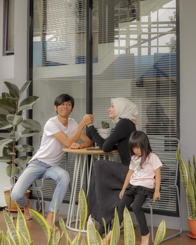 Istri dari musisi dan vokalis Tria Changcuters, Dhatu Rembulan, sering kali membagikan suasana rumah yang terkesan nyaman dan indah di Instagram dengan 148 ribu follower. Foto: Instagram/@dhaturembulan
