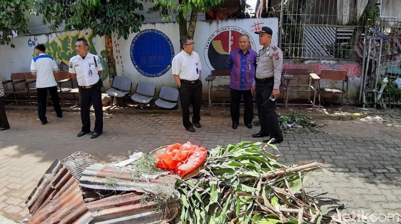 1 Kantong Plastik Ganja Ditemukan Berserakan di Universitas Bung Hatta 1 Kantong Plastik Ganja Ditemukan Berserakan di Universitas Bung Hatta