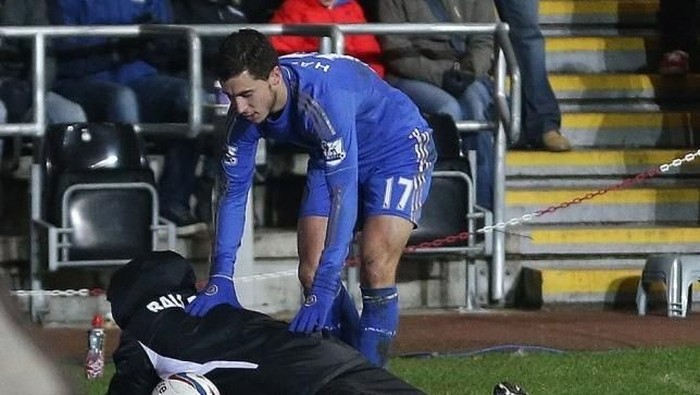 Hazard Menendang Ball Boy Swansea