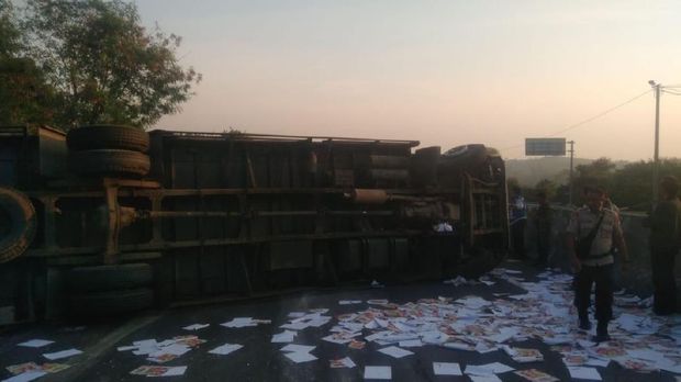 Truk Pengangkut Bungkus Makanan Terguling di Tol Cipularang