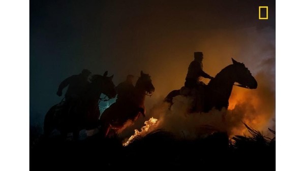 Foto bernama Horses yang dipotret Jose Antonio Zamora berhasil meraih posisi ketiga di kategori Poeple (Jose Antonio Zamora/National Geographic/CNN)