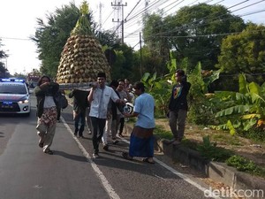 Tradisi Kupatan di Lamongan, Gunungan Ketupat Diarak ke Tanjung Kodok