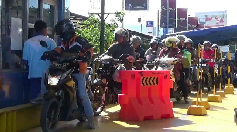 Lebaran Ketupat Usai, Pelabuhan Ketapang Kembali Diserbu Roda Dua Lebaran Ketupat Usai, Pelabuhan Ketapang Kembali Diserbu Roda Dua