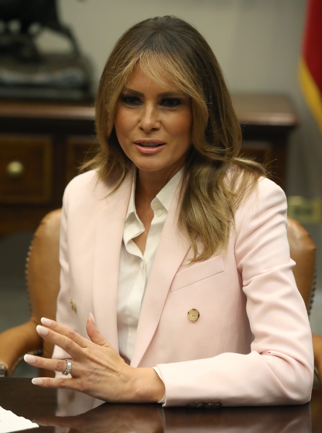 Busana tersebut merupakan bagian dari koleksi terakhir Raf Simons sebelum mengundurukan diri sebagai desainer Calvin Klein akhir tahun lalu. Melania Trump diketahui memakai jas bergaya double-breast seri 205W39NYC seharga US$ 1950 atau Rp 27,8 juta. (Foto: Getty Images)