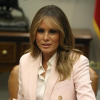 Busana tersebut merupakan bagian dari koleksi terakhir Raf Simons sebelum mengundurukan diri sebagai desainer Calvin Klein akhir tahun lalu. Melania Trump diketahui memakai jas bergaya double-breast seri 205W39NYC seharga US$ 1950 atau Rp 27,8 juta. (Foto: Getty Images)