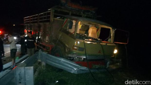 Bus tabrak truk/
