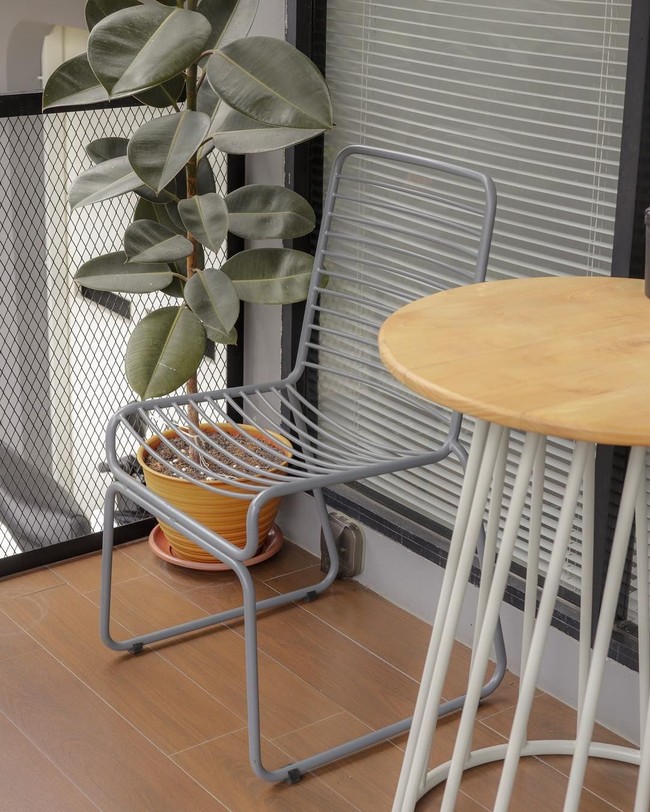 Dhatu bercerita sempat kesulitan menata bagian teras. Karena berada di luar rumah, furnitur rentan rusak akibat terpaan angin, paparan panas atau terkena hujan. Maka dipilihlah kursi dan meja dengan kaki-kaki besi. Desain terasnya sendiri bernuansa monokrom palet abu-abu. Foto: Instagram/@dhaturembulan