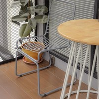 Dhatu bercerita sempat kesulitan menata bagian teras. Karena berada di luar rumah, furnitur rentan rusak akibat terpaan angin, paparan panas atau terkena hujan. Maka dipilihlah kursi dan meja dengan kaki-kaki besi. Desain terasnya sendiri bernuansa monokrom palet abu-abu. Foto: Instagram/@dhaturembulan