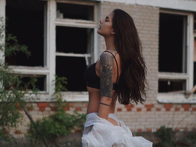 Ini sungguh konyol. Ini tidak sopan dalam banyak hal. Jika kamu memiliki moral, hapus foto ini. Orang-orang mati di sini, tulis netizen. Ini sangat tidak sopan dan perbuatan yang salah. Kamu seharusnya punya sedikit pikiran sebelum melakukan ini, komentar netizen lainnya.  Foto: Instagram @nz.nik