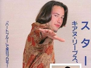 Penampilan Langka Keanu Reeves, Sentuh Wanita dan Pose Konyol