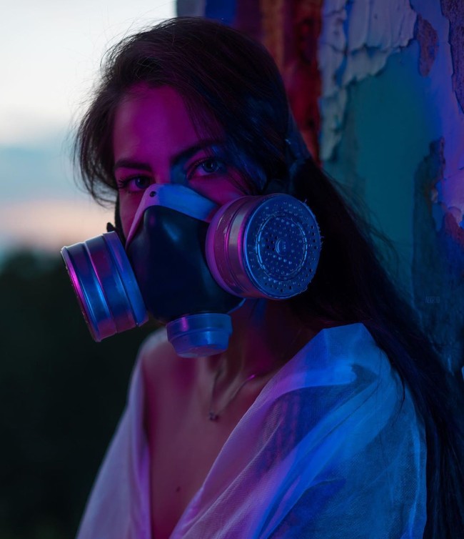 Setelah dihujat netiizen, selebgram dengan followers kurang dari 10 ribu itu kemudian berpose memakai masker gas dan masih di daerah Pripyat. Pripyat Foto: Instagram @nz.nik