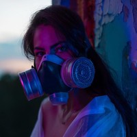 Setelah dihujat netiizen, selebgram dengan followers kurang dari 10 ribu itu kemudian berpose memakai masker gas dan masih di daerah Pripyat. Pripyat Foto: Instagram @nz.nik