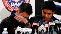 Pebulutangkis asal Malaysia tersebut nampak beberapa kali mengusap air mata saat mengumumkan keputusannya untuk pensiun dari cabang olahraga yang telah membesarkan namanya tersebut. Lai Seng Sin/Reuters.