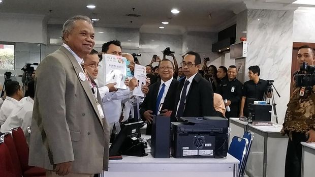 Tim hukum Jokowi menunjukkan berkas berisi bukti-bukti.