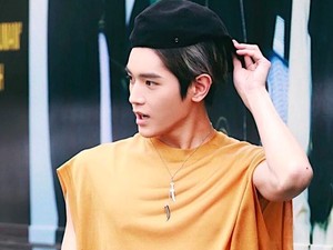 Gaya Taeyong NCT 127 Pakai Sarung Indonesia yang Curi Perhatian di Bandara