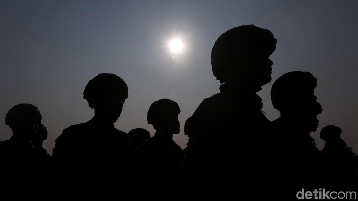 TNI dan Polri menggelar apel pengamanan dalam rangka konsolidasi Operasi Ketupat 2019 dan pengamanan sidang gugatan Pilpres. Apel tersebut digelar di Monas.
