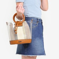 Pilihan selanjutnya datang dari brand Aldo. Tak seperti opsi-opsi lainnya, Acyviel Drawstring Bucket Tote Bag hanya menghadirkan material transparan sebagai detail. Item ini juga sedang diskon dari Rp 1,4 jutaan menjadi Rp 1,6 jutaan. Foto: Zalora