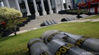 Selain itu aparat TNI-Polri juga sudah disiapkan menjaga keamanan di gedung MK.