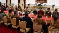 Joko Widodo (Jokowi) menerima Pengurus Asosiasi Pengusaha Indonesia (APINDO) di Istana Merdeka, Jakarta, Kamis (13/6/2019). Sejumlah pengusaha mulai dari Erick Thohir hingga Wishnutama nampak hadir dalam pertemuan tersebut.