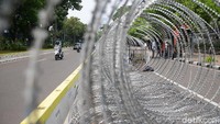Mahkamah Konstitusi (MK) akan memulai sidang sengketa Pilpres 2019 besok. Jalan yang berada di depan gedung MK kemungkinan akan ditutup.