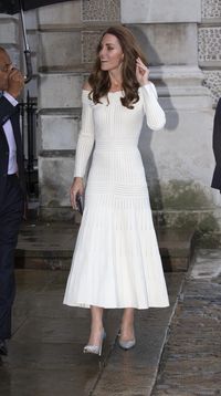 Kate Middleton Tampil Memesona, Pamer Bahu dengan Gaun Off-the-Shoulder