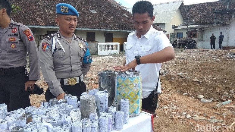 Petasan Raksasa Sitaan Saat Lebaran di Magelang Dimusnahkan Petasan Raksasa Sitaan Saat Lebaran di Magelang Dimusnahkan