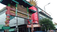 Pintu gerbang tinggi terbuat dari beton menyerupai kawasan pecinan di daerah lain. Gapura ini dibuat atas inisiatif Gubernur DIY Sri Sultan Hamengku Buwono X. (Usman Hadi/detikcom)