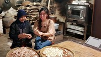  Ngupas bawang dan bantu-bantu masak, juga sering dilakukan oleh penyanyi berparas cantik ini lho. Foto: Instagram @gwenpriscilla
