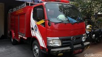Pelaku dan sejumlah barang bukti, termasuk mobil damkar yang dicuri, turut ditampilkan dalam keterangan pers di Polsek Tanjung Priok, Jakarta Utara.