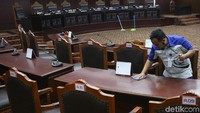 Selain soal tempat, MK sudah mempersiapkan sumber daya manusia untuk mengahadapi sengeketa pemilu. Salah satu bentuk persiapan itu yakni membentuk gugus tugas dan memberikan pelatihan.
