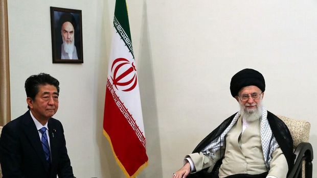 PM Jepang Shinzo Abe dan pemimpin tertinggi Iran Ayatollah Ali Khamenei