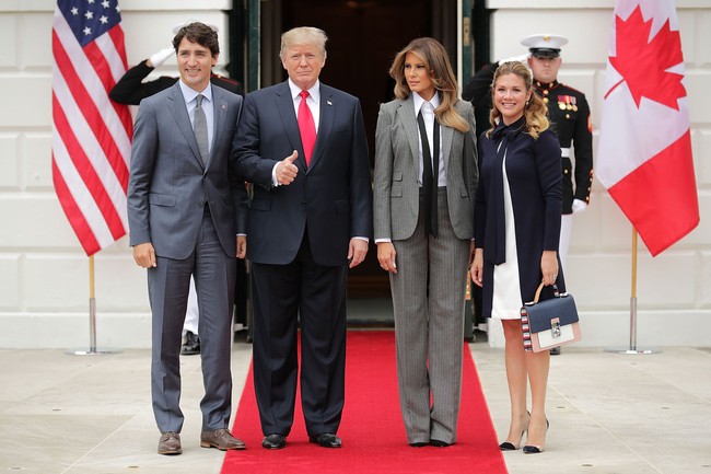 Tentu ini bukan kali pertama Melania mengandalkan gaya maskulin saat menyambut kepala negara sahabat di Gedung Putih. Ketika kedatangan Perdana Menteri Kanada Justin Trudeau pada akhir 2017, Melania memakai setelan abu-abu dari Raplh Lauren lengkap dengan dasinya. Menariknya, dasi berwarna hitam tersebut dibiarkan menggantung tanpa disimpul. (Foto: Getty Images)