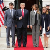 Tentu ini bukan kali pertama Melania mengandalkan gaya maskulin saat menyambut kepala negara sahabat di Gedung Putih. Ketika kedatangan Perdana Menteri Kanada Justin Trudeau pada akhir 2017, Melania memakai setelan abu-abu dari Raplh Lauren lengkap dengan dasinya. Menariknya, dasi berwarna hitam tersebut dibiarkan menggantung tanpa disimpul. (Foto: Getty Images)