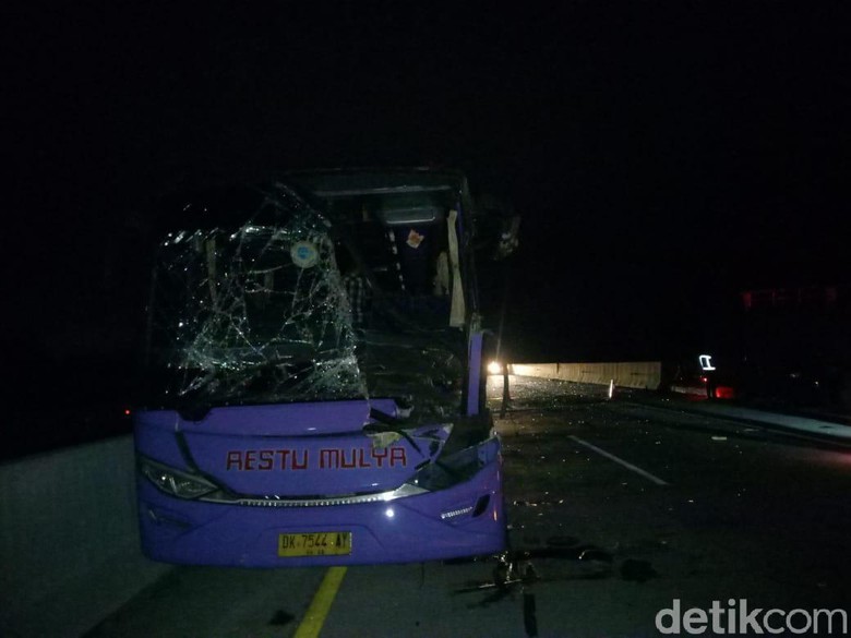 Bus Restu Mulya Tabrak Truk di Tol Pandaan-Malang, Satu Orang Tewas Bus Restu Mulya Tabrak Truk di Tol Pandaan-Malang, Satu Orang Tewas