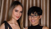 Cinta merupakan anak satu-satunya Herdiana bersama Michael Kiehl. Ini bukti kedekatan keduanya. Sang ibu terlihat awet muda dengan rambut pendeknya. Foto: Instagram herdianak