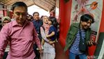 Terobos Wartawan, Mulan Jameela Bawa Anaknya Jenguk Ahmad Dhani